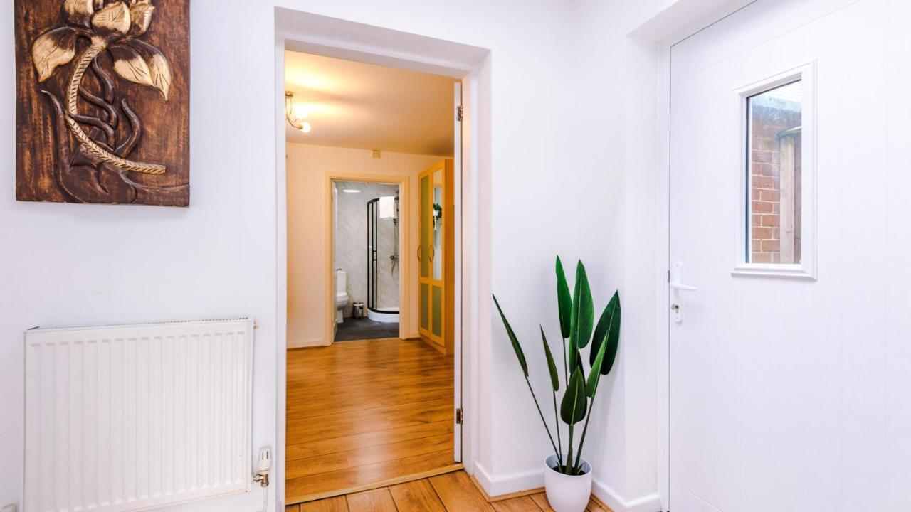 Newhall Road - 4 Bedroom Chester Home - Parking Wervin Εξωτερικό φωτογραφία