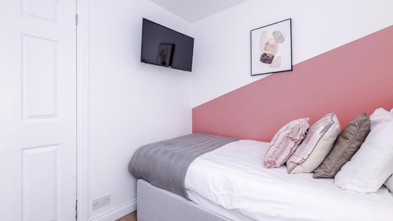 Newhall Road - 4 Bedroom Chester Home - Parking Wervin Εξωτερικό φωτογραφία