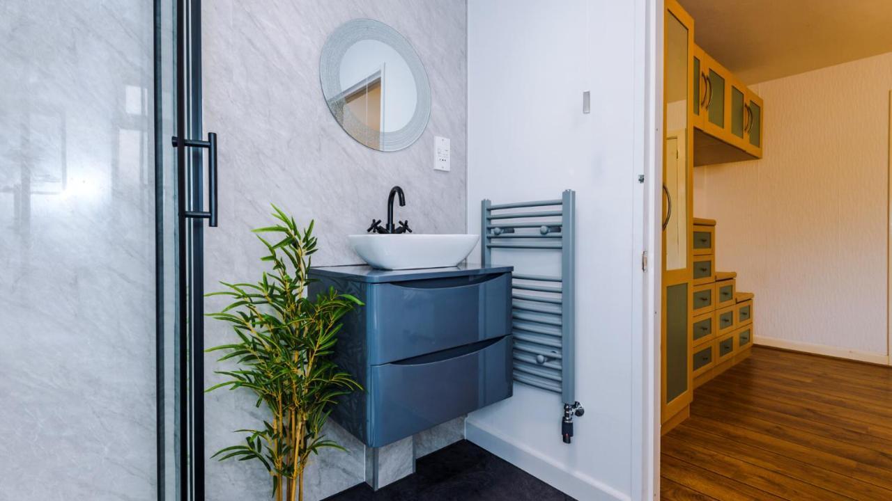Newhall Road - 4 Bedroom Chester Home - Parking Wervin Εξωτερικό φωτογραφία