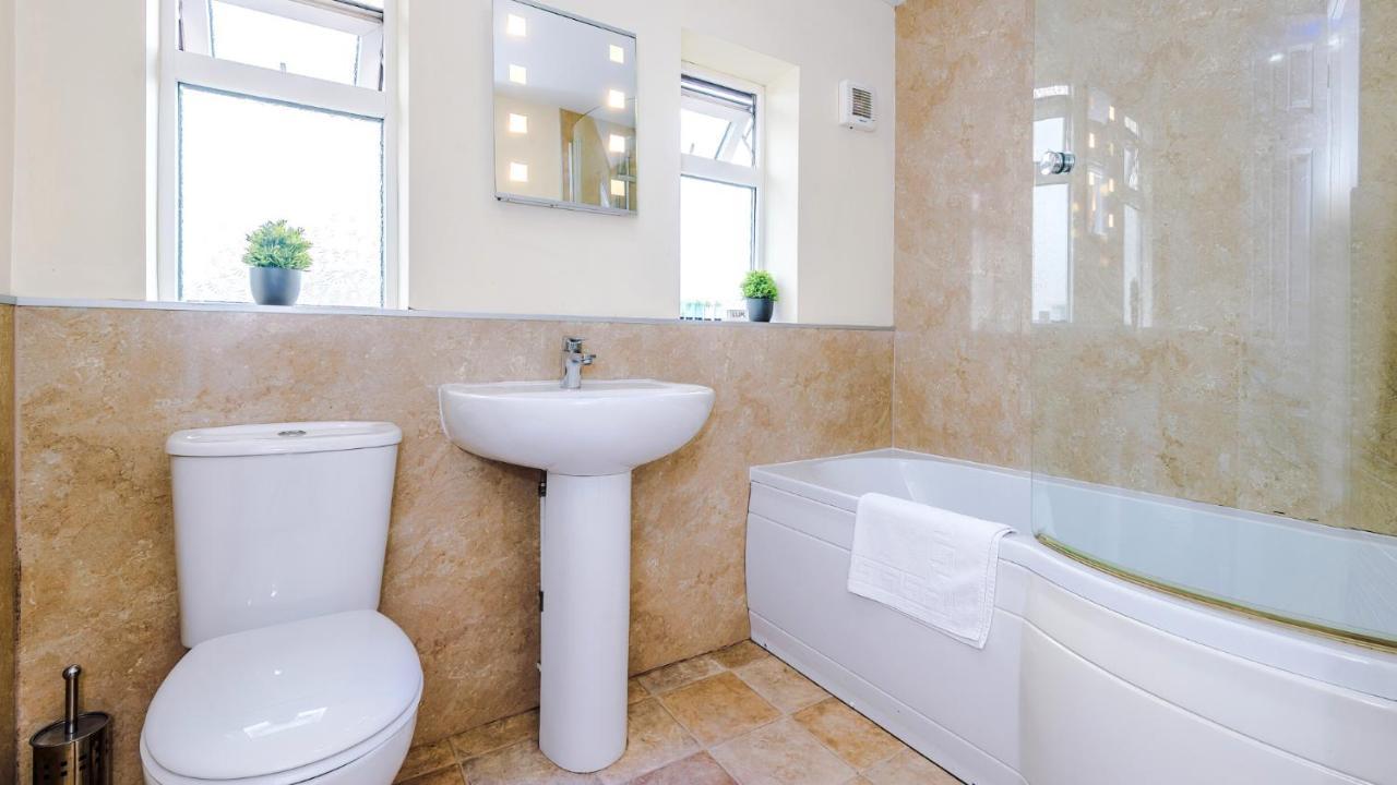 Newhall Road - 4 Bedroom Chester Home - Parking Wervin Εξωτερικό φωτογραφία