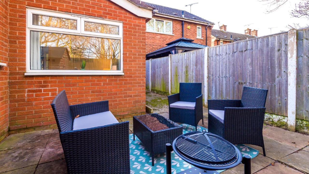 Newhall Road - 4 Bedroom Chester Home - Parking Wervin Εξωτερικό φωτογραφία